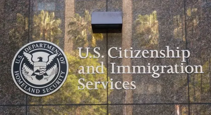 Nueva norma de Trump sobre la 'green card' entra en vigor en medio de demandas