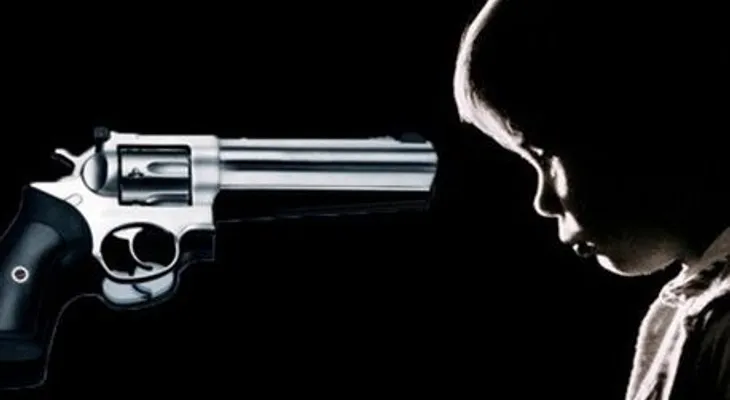 Hombre mata de una balazo a su hijastro en Villa Juana