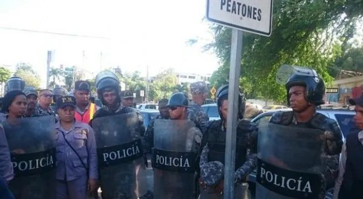 Policías y manifestantes se enfrentan frente a OISOE