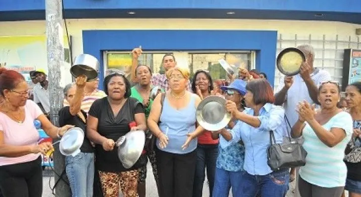 Amas de casa realizan  cacerolazo por precios de productos