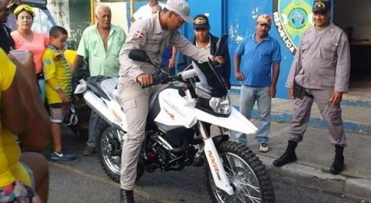 Expelotero Rafael Furcal entrega motocicletaa la PN para patrullaje 
