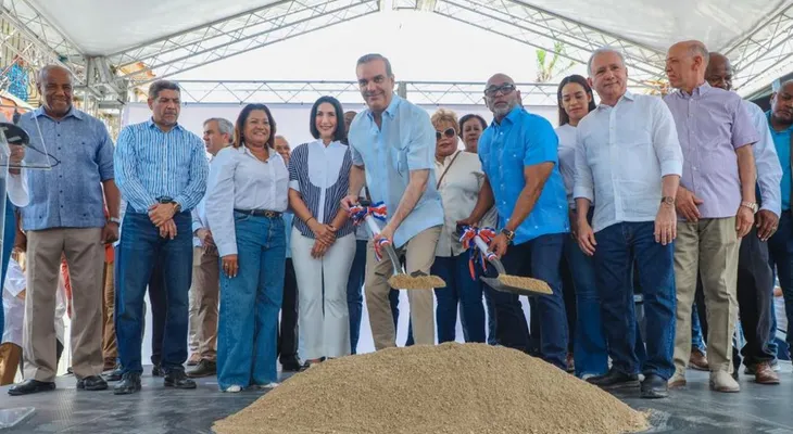 Presidente Abinader anuncia la construcción de cinco destacamentos policiales, un estadio, una cancha y un centro comunal en Sabana Perdida