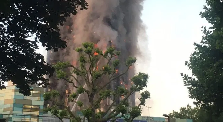 Testigos del incendio en Londres: "Había gente golpeando las ventanas pidiendo ayuda a gritos"