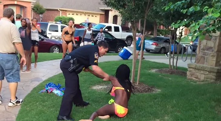 Policía de EE.UU. arresta brutalmente afroamericana de 14 años en una fiesta (Video)