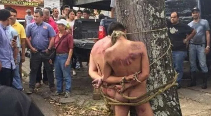 La fotografía de los hombres amarrados a un árbol es un "falso positivo"