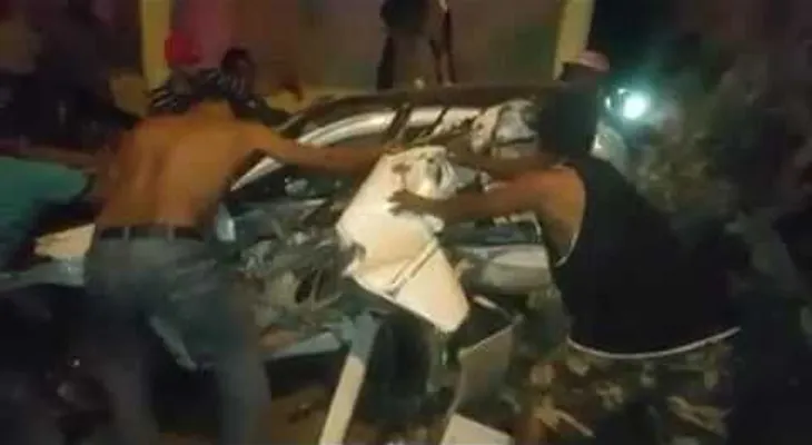 Sufren un aparatoso accidente y quedan vivos para contarlos (VIDEO)
