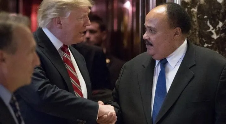 Trump se reúne con hijo de Martin Luther King en medio de nueva polémica