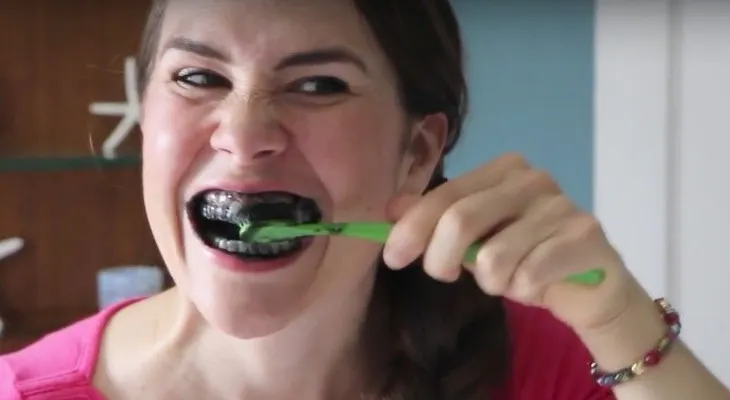 Un dentista nunca te lo dirá: Coloca carbón en tu cepillo y tus dientes serán más blancos que nunca 