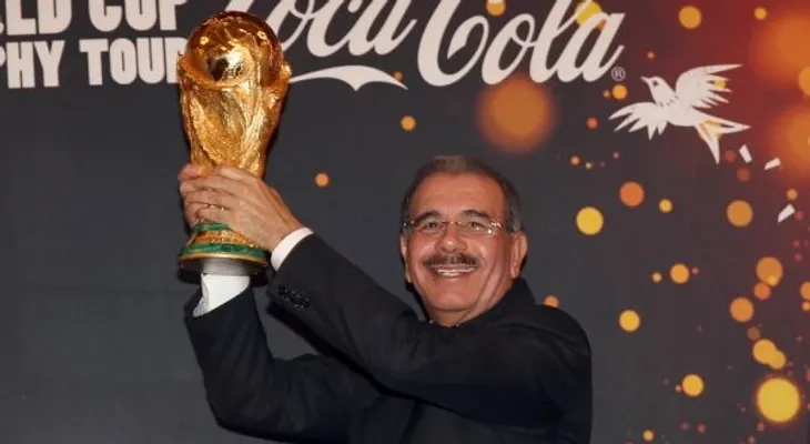 Presidente Medina recibe delegación de la FIFA con trofeo de la Copa Mundial de Fútbol 