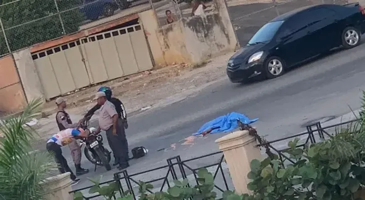 Policía mata a un supuesto atracador y detiene a dos más en la Jacobo Majluta