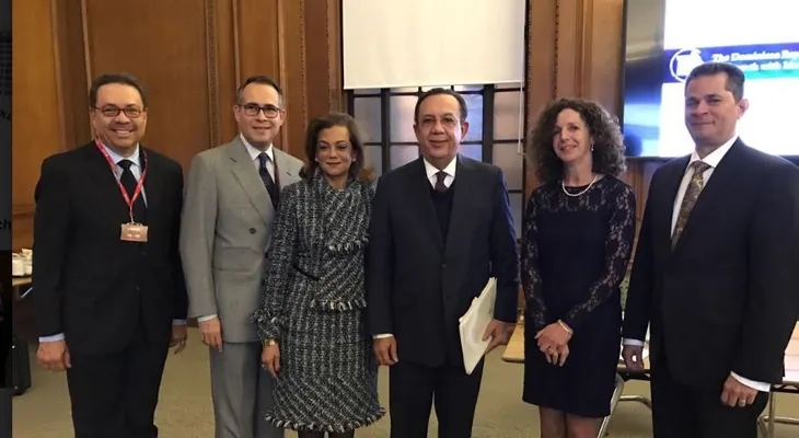 Gobernador Valdez Albizu diserta en Banco de Inglaterra; resalta solidez de la economía dominicana 