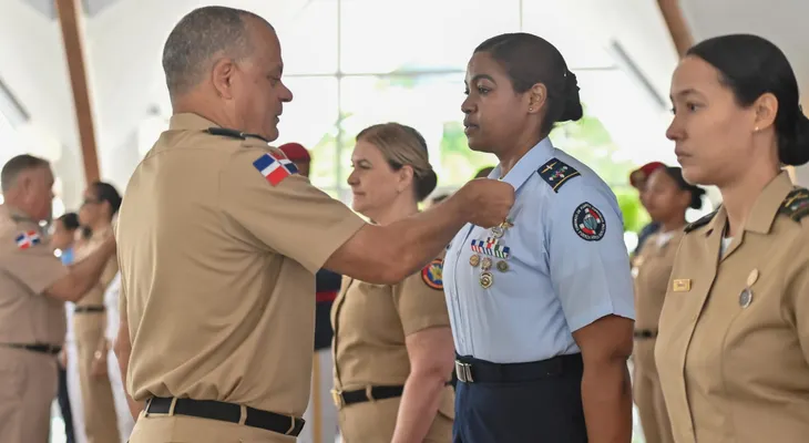Ministerio Defensa reconoce a militares en Día de la Mujer