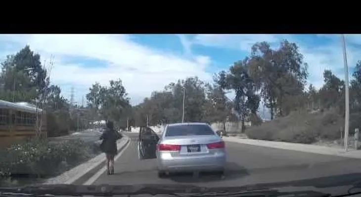 Una mujer abandona su vehículo en marcha y provoca un accidente