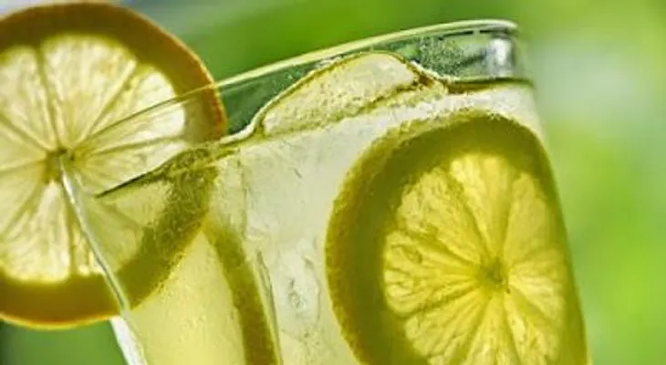 Agua con limón, cóctel de salud y belleza