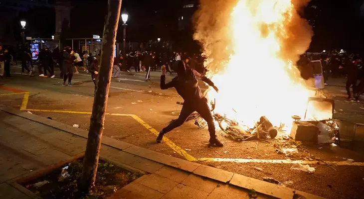 Protesta juvenil en Barcelona termina en saqueos, incendios y choques con los Mossos