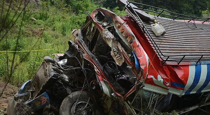 15 muertos tras caída de autobús a un barranco 