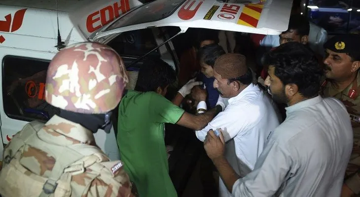Un atentado contra un templo sufí deja más de 40 muertos en Pakistán