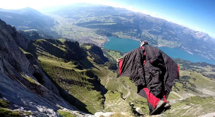 Murió uno de los mejores saltadores del mundo de "wingsuit" mientras practicaba al sur de China