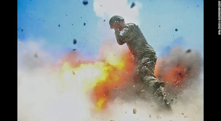 El momento de la explosión: la última foto de una soldado antes de morir