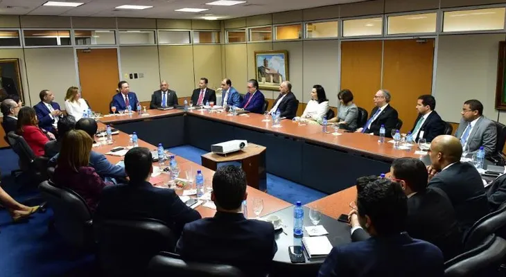 Gobernador Valdez Albizu se reúne con tesoreros de bancos múltiples y entidades financieras