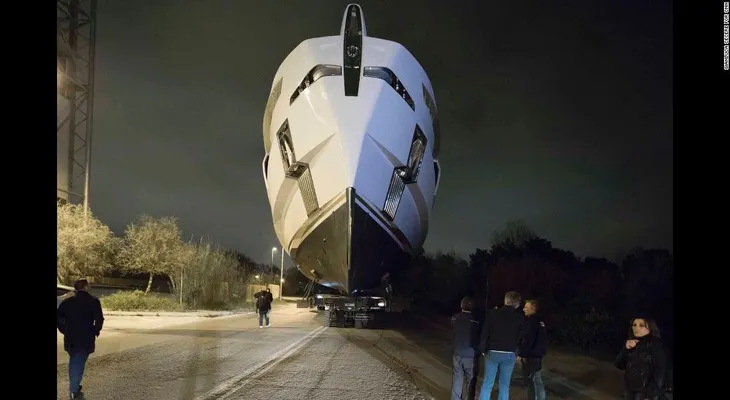 Un encuentro surreal con un superyate de 27 millones de dólares
