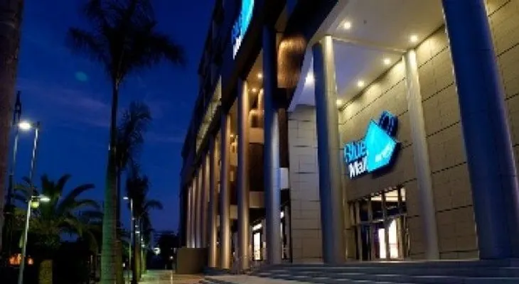Hombre muere al lanzarse de quinto piso de Blue Mall