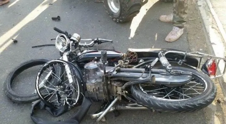 Hombre muere al chocar motocicleta con camión