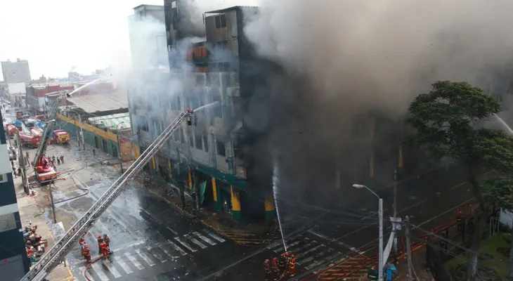 20 horas de tragedia y cuatro desaparecidos: el dramático incendio en el centro de Lima