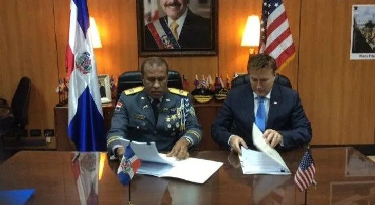 Embajador de EEUU firma acuerdo con jefe de la Policía