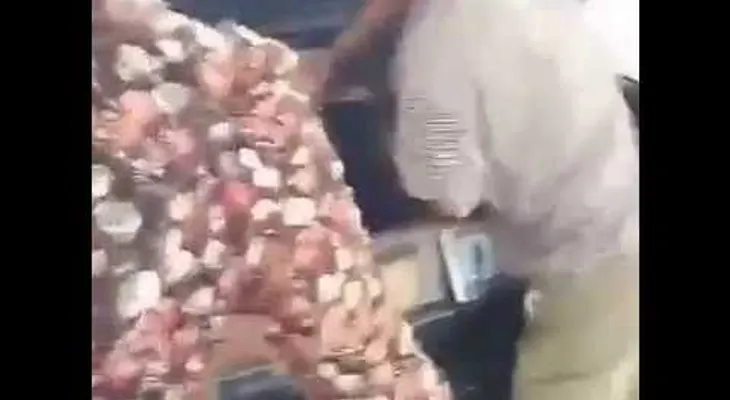 Golpea a una mujer en el maletero del coche y nadie interviene