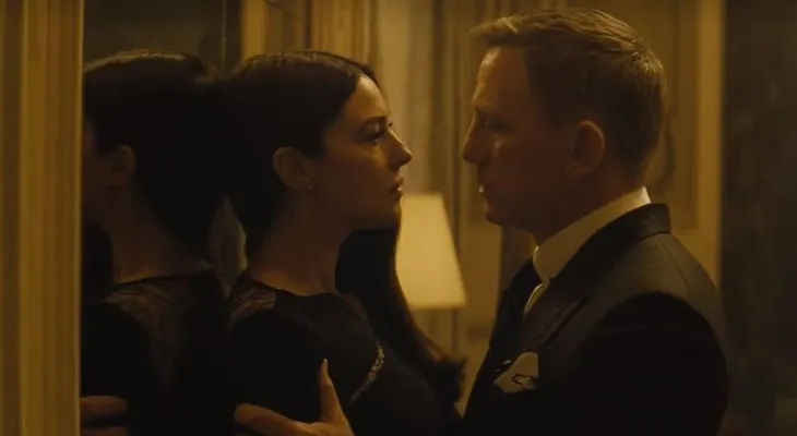 India censura escenas de besos de James Bond en Spectre