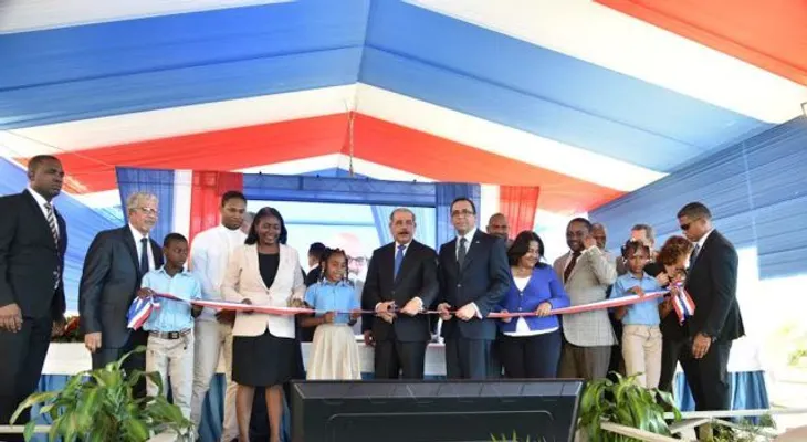 Presidente Medina junto al ministro Andrés Navarro, entrega moderna escuela en comunidad de Sierra Prieta en Villa Mella