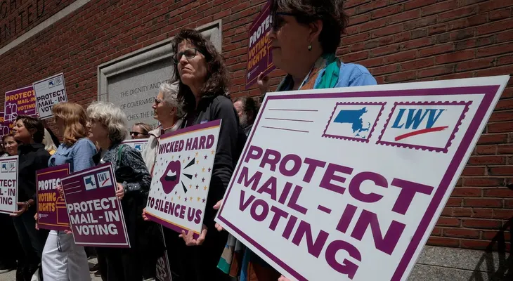 Corte Suprema de EE.UU. permite provisionalmente restricciones de Trump al voto por correo
