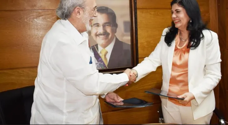 El Ministerio de Educación y Comisión Nacional RD-UNESCO firman convenio para reparar escuela en Sabana Perdida