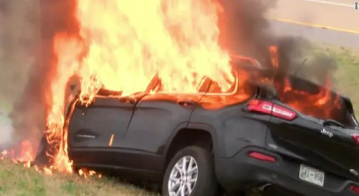 Un conductor ?y su Biblia? sobrevive al incendio de un auto