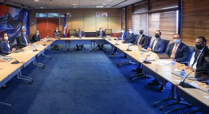 Gobernador Valdez Albizu recibe misión FMI para evaluar desempeño reciente economía dominicana 