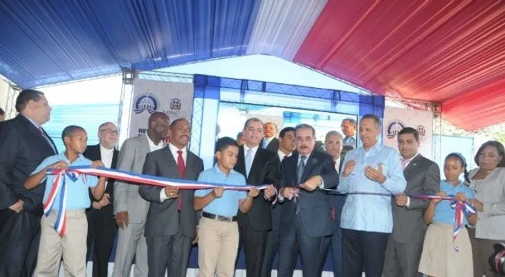 Danilo Medina entrega 6 escuelas en 4 provincias del Sur