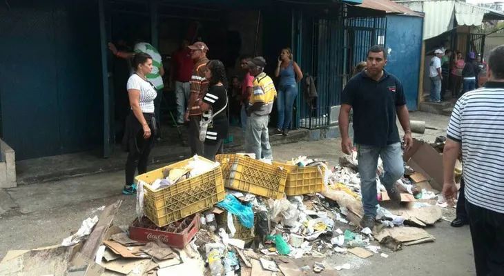 La policía confirma al menos 10 muertos por saqueos y tiroteos en 17 comercios de Caracas
