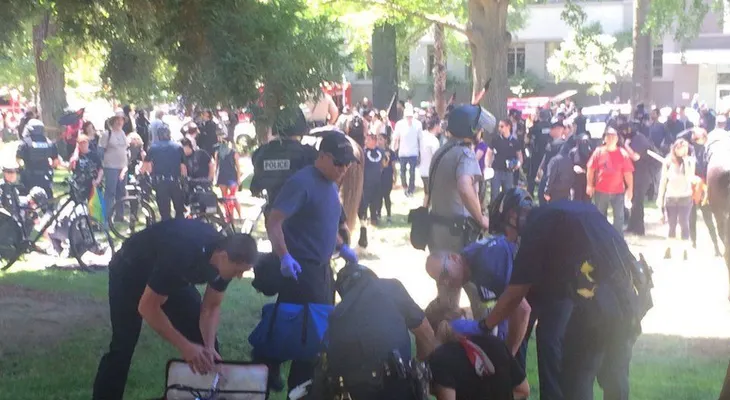 5 apuñalados en una batalla campal por manifestación de ultraderecha en Sacramento