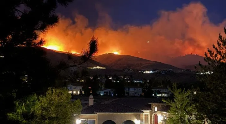 Incendio Hawk en Nevada avanza sin control y obliga a evacuar a 90.000 personas; fue provocado por actividad humana