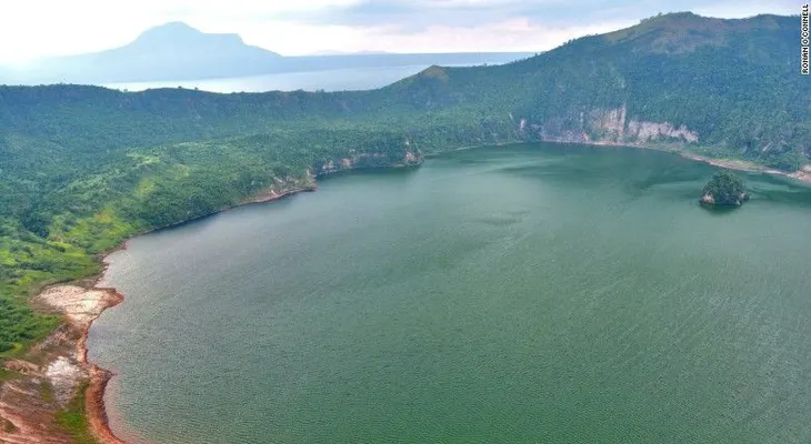 El volcán de Filipinas que está dentro de una isla que a su vez está dentro de un lago