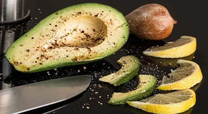 Revolucionarios secretos del aguacate para combatir plagas en tu jardín