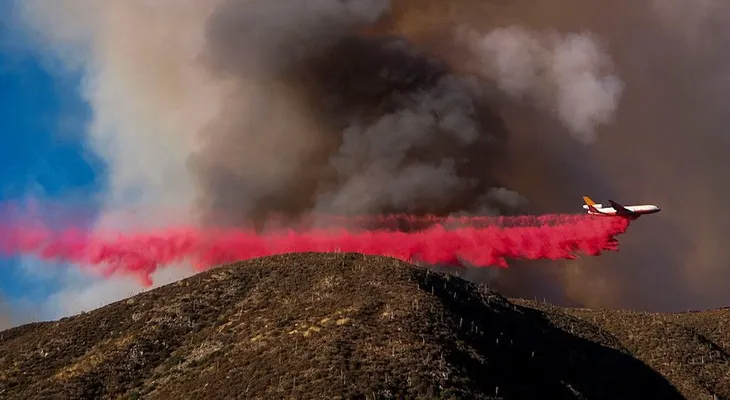 Un enorme incendio obliga a evacuar a más de 80.000 personas en California