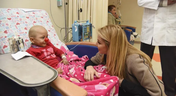 17:45 pm El papa visita a niños con cáncer en el Hospital Infantil de México