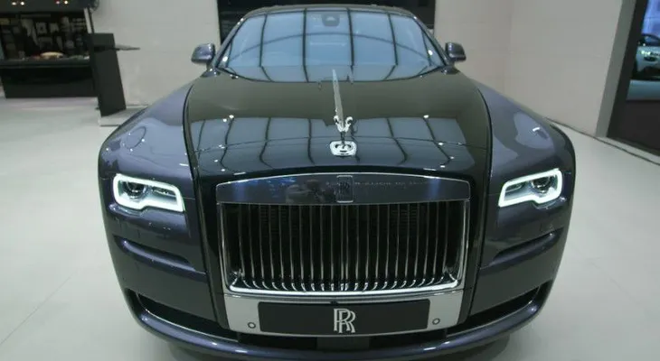 Este Rolls-Royce está pintado con polvo de diamantes de verdad