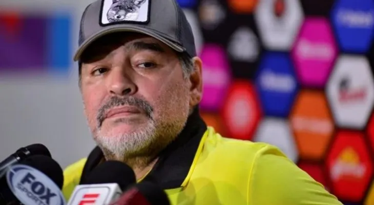 Maradona apenas puede caminar y su salud despierta gran incertidumbre 