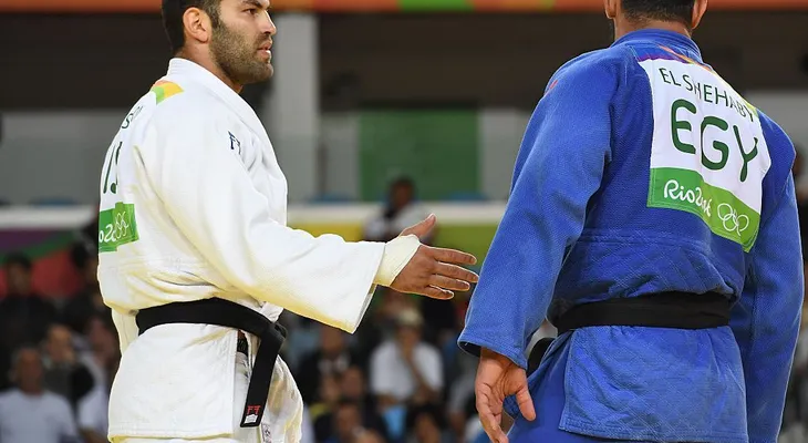 No, al judoca egipcio no lo enviaron a casa como castigo por no darle la mano a un israelí