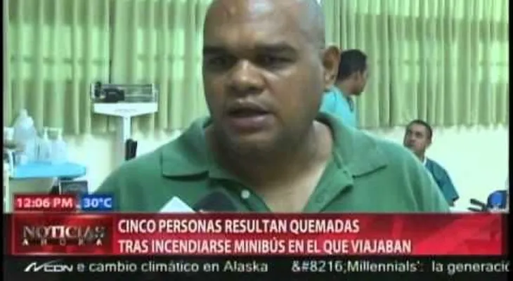 Cinco heridos al incendiarse minibús