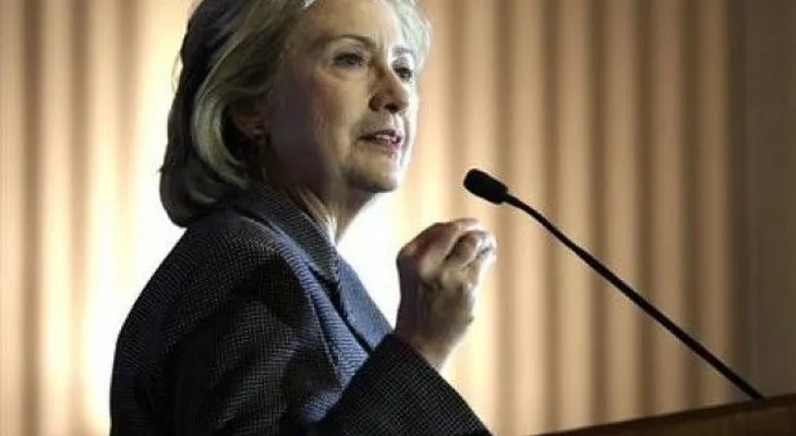 Hillary Clinton dice que Sanders tiene derecho a seguir