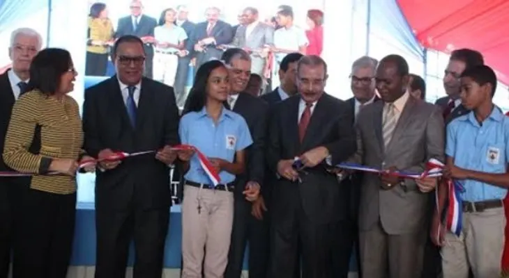 Danilo Medina inaugura dos escuelas en Baní 